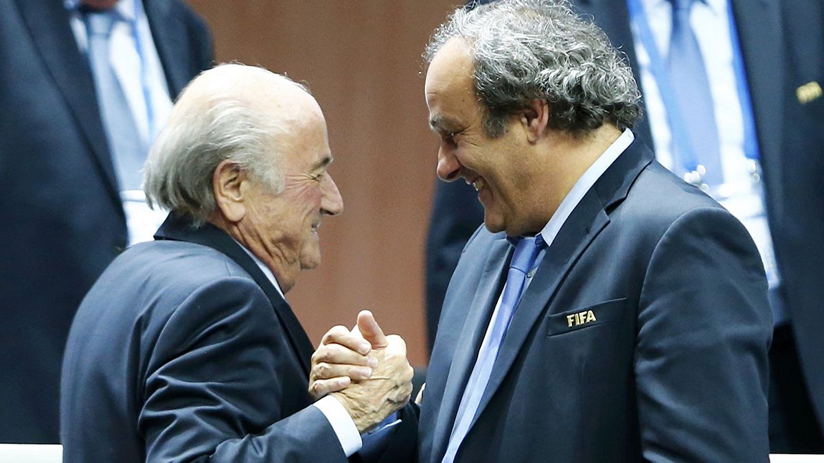 FIFA: Um coro de vozes aprova a demissão de Blatter