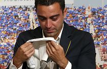 Xavi despede-se em lágrimas do Barça, mas ainda lhe falta uma final