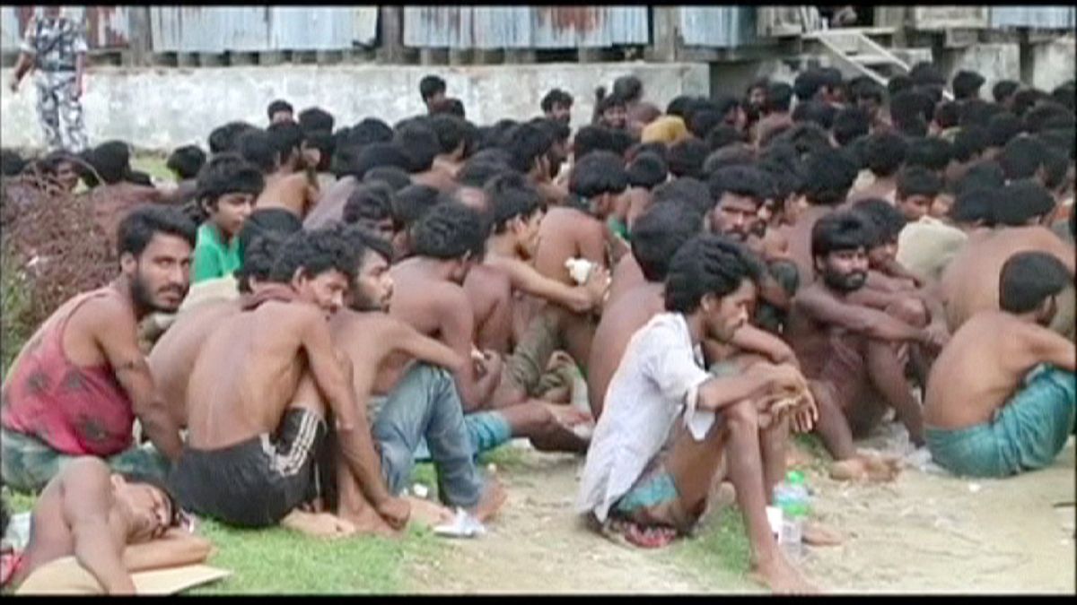 Myanmar baskılar sonucu 700 göçmeni kabul etti