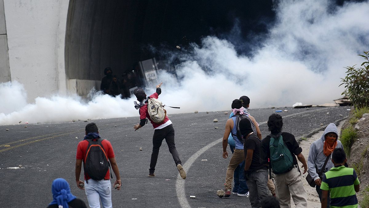 Μεξικό: Συμπλοκές μαθητών αστυνομικών εν όψει ενδιάμεσων εκλογών