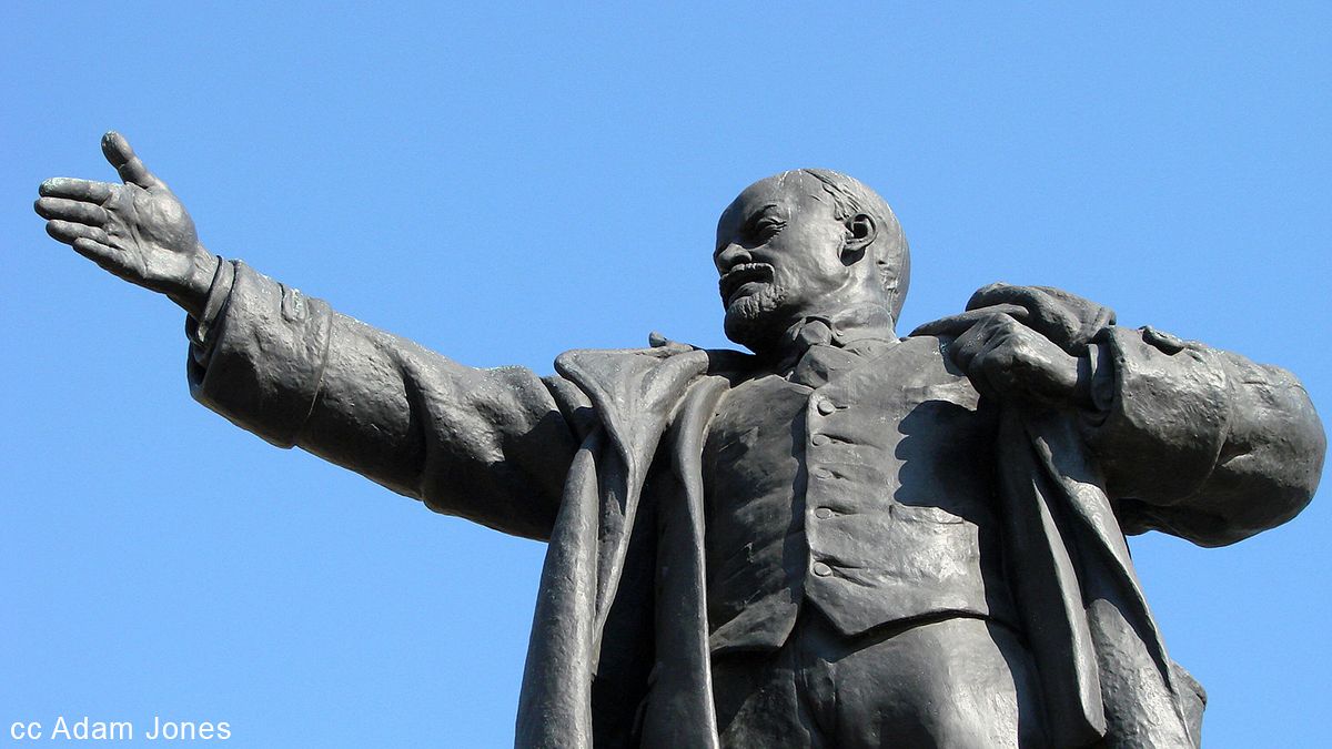 Drunken man takes selfie and topples Lenin