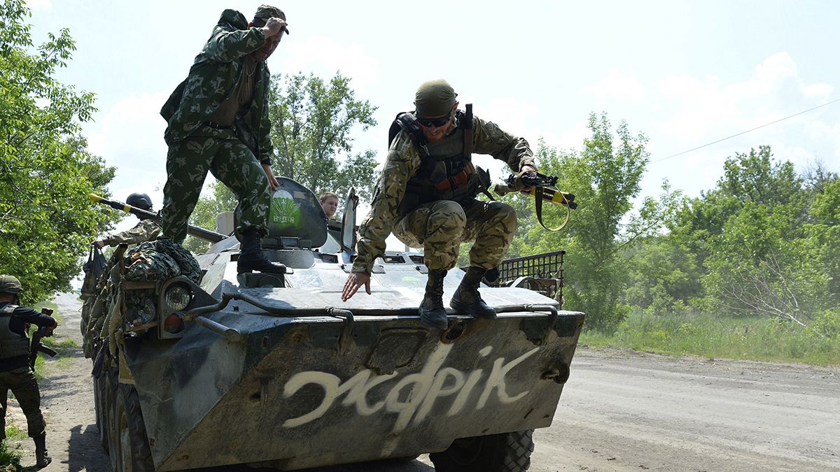 تجدد المعارك شرق اوكرانيا وبوروشينكو يحذر من غزو روسي