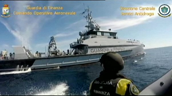 الشرطة الايطالية تحجز سفينة تركية تقل 12 طناً من الحشيش الشرطة الايطالية تحجز سفينة تركية تقل 12 طناً من الحشيش