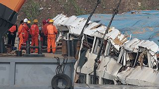 Los equipos de rescate logran enderezar el barco hundido en el Yangtsé