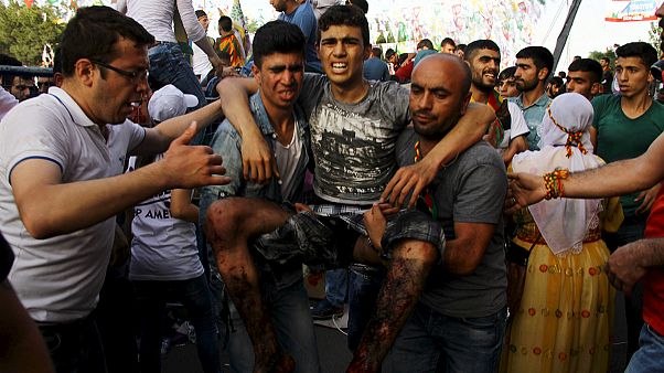 Turquia: Atentado em comício do HDP prova pelo menos dois mortos Turquia: Atentado em comício do HDP prova pelo menos dois mortos