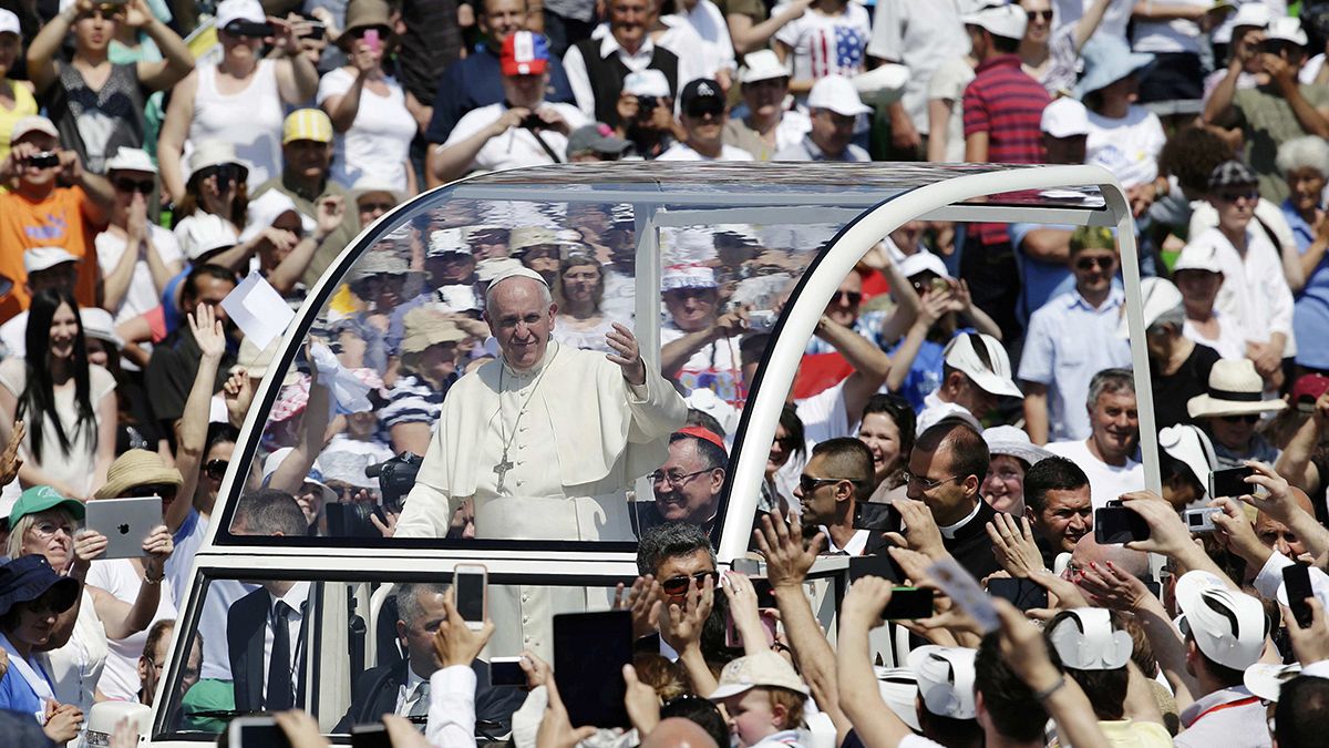 البابا فرانسيس يصل إلى سراييفو ويدعو للسلام في العالم