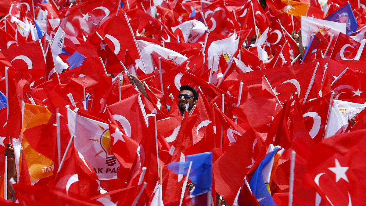 Turchia: è il giorno delle politiche, le più difficili per partito di governo