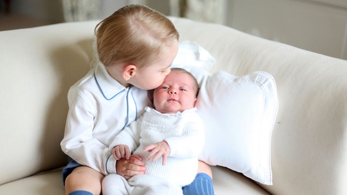 Βρετανία: Πρώτες φωτογραφίες της πριγκίπισσας Σάρλοτ με τον αδελφό της