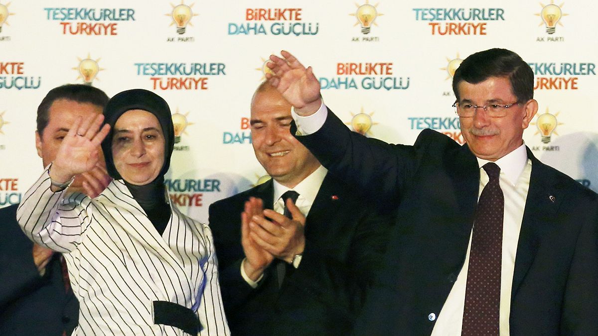 Turquie : après les législatives, l'AKP au pouvoir évoque une possible coalition