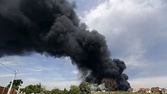 Киев: пожарные пытаются не допустить распространения огня с территории нефтебазы