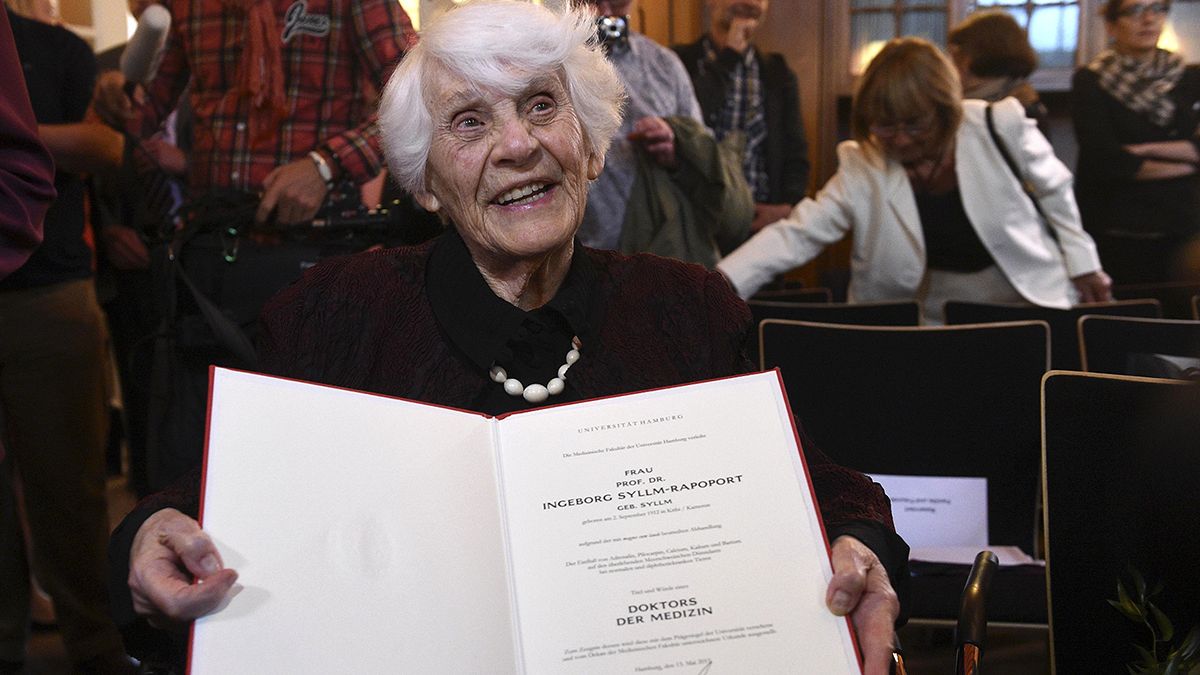 Deutschland: Medizinerin (102) erhält Doktortitel