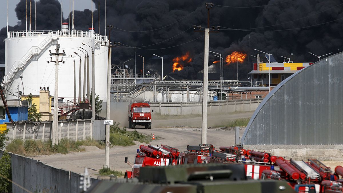 Kiev, incendio deposito: annunci contraddittori e caos nei soccorsi