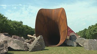 "شوتينغ ذي كورنر" المعرض "المستفز" للفنان أنيش كابور يفتح أبوابه في حدائق فرساي