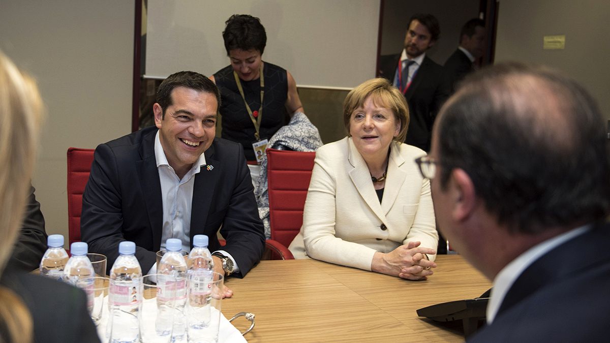Tsipras, Merkel y Hollande acuerdan aumentar la intensidad de las negociaciones de la deuda griega