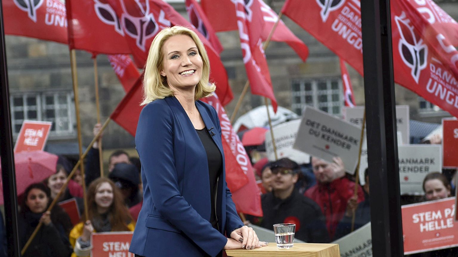 Algo más que un "selfie" a destiempo: la jefa de gobierno danesa Helle Thorning-Schmidt