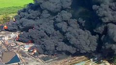 Großbrand bei Kiew: Einsatzkräfte schaffen Löschpanzer heran