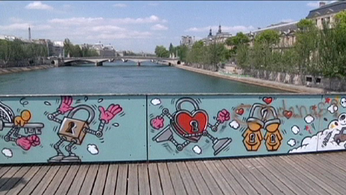 Παρίσι: Γκράφιτι στη θέση των «λουκέτων της αγάπης»