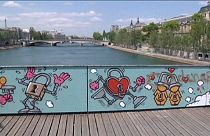 El parisino Puente del las Artes se viste de amor