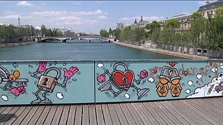 Street art, with romantic twist, replaces Paris "love locks"