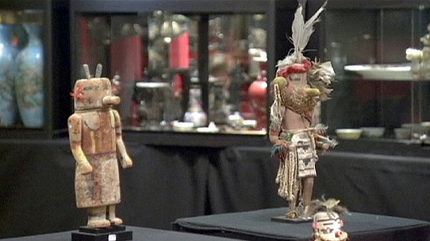 Objetos sagrados de tribos Hopi e Acoma leiloados em Paris apesar de protestos Objetos sagrados de tribos Hopi e Acoma leiloados em Paris apesar de protestos