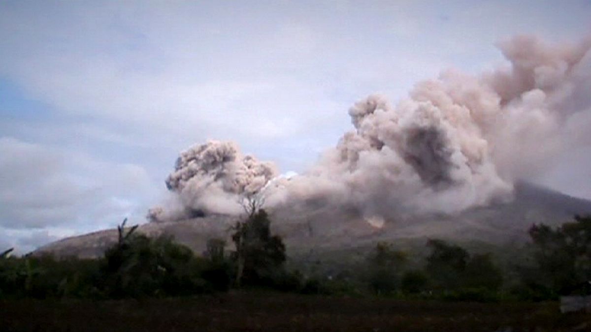 Nueva erupción del volcán indonesio Sinabung