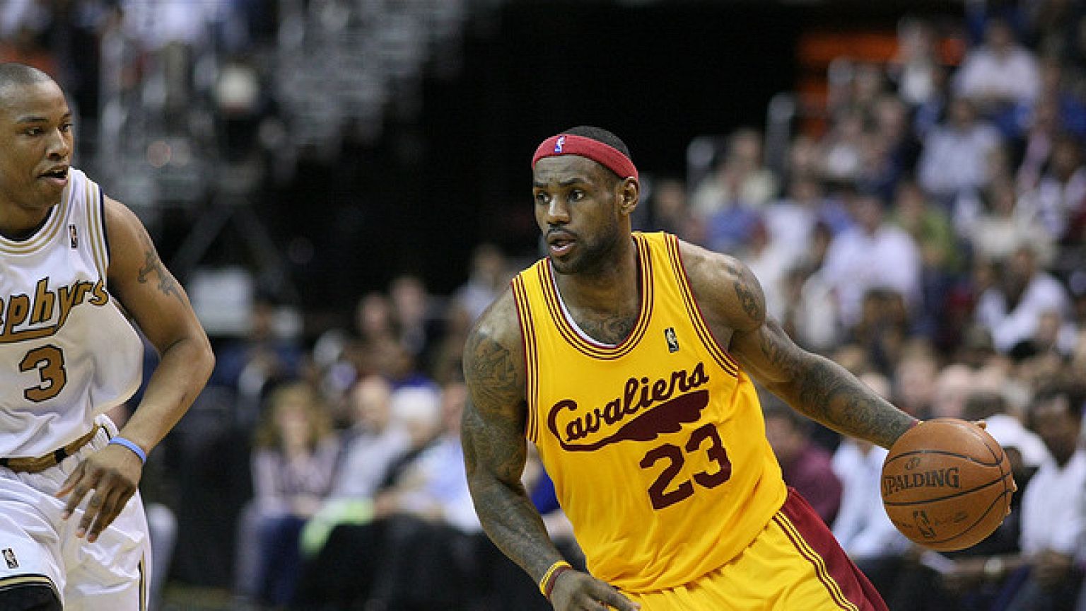 LeBron James kafasını yardı!