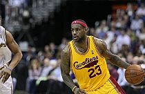 LeBron James kafasını yardı!