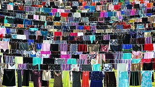 A nemi erőszak áldozataiért készült installáció ötezer ruhából