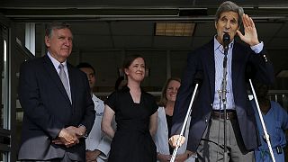 John Kerry sale del hospital,en muletas, pero recuperado