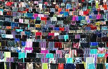 5000 Kleider erinnern an Vergewaltigungen im Kosovo-Krieg