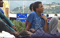 İtalya'dan Fransa'ya geçişlerine izin verilmeyen Afrikalı göçmenlerden protesto eylemi