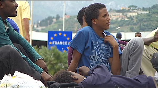 Vintimille : des gendarmes continuent d'interdire à une centaine de migrants l'entrée en France Vintimille : des gendarmes continuent d'interdire à une centaine de migrants l'entrée en France
