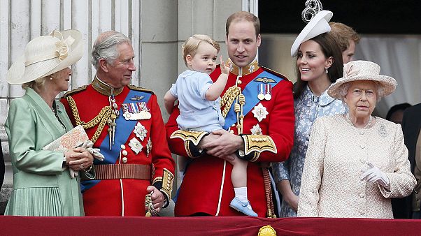 Trooping the colour: truppe vestite a festa per compleanno Elisabetta d'Inghilterra Trooping the colour: truppe vestite a festa per compleanno Elisabetta d'Inghilterra