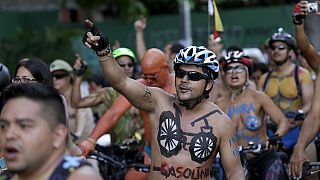 Pedalean desnudos para reclamar más seguridad para los ciclistas