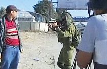 İsrail askerilerinin Filistinli göstericiyi dövüşü kameralara yakalandı