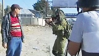 Soldados israelíes recurren a la fuerza para reducir a un manifestante desarmado