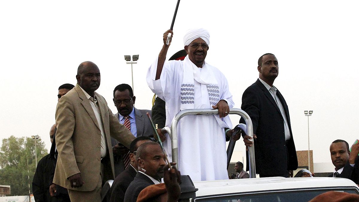 Bashir de regresso ao Sudão depois de escapar à Justiça internacional