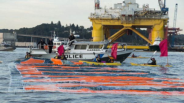 Proteste al porto di Seattle contro trivellazioni Shell nell'Artico Proteste al porto di Seattle contro trivellazioni Shell nell'Artico