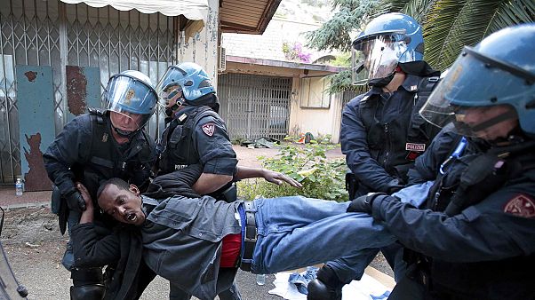 Italien: Polizei räumt illegales Flüchtlingslager Italien: Polizei räumt illegales Flüchtlingslager