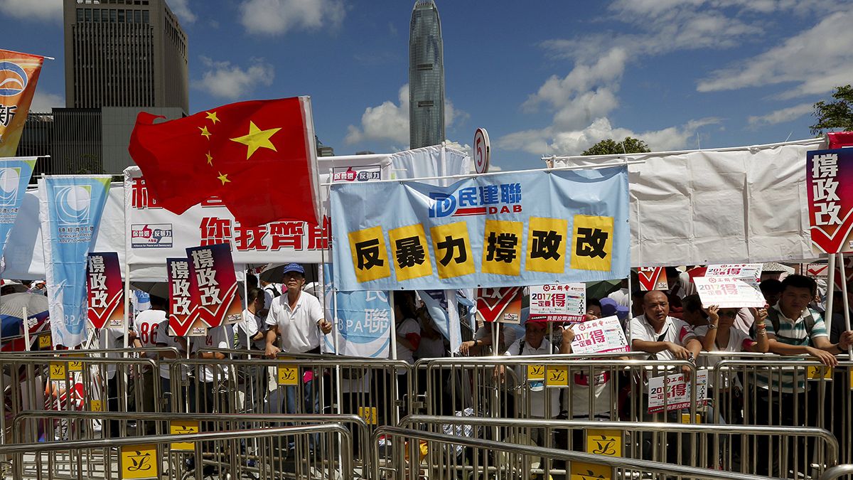Manifestantes prodemocracia y pro-Pekín cara a cara en Hong Kong