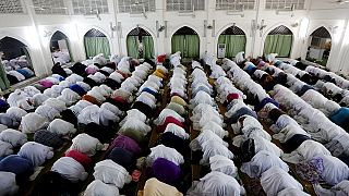 المسلمون يستقبلون شهر رمضان