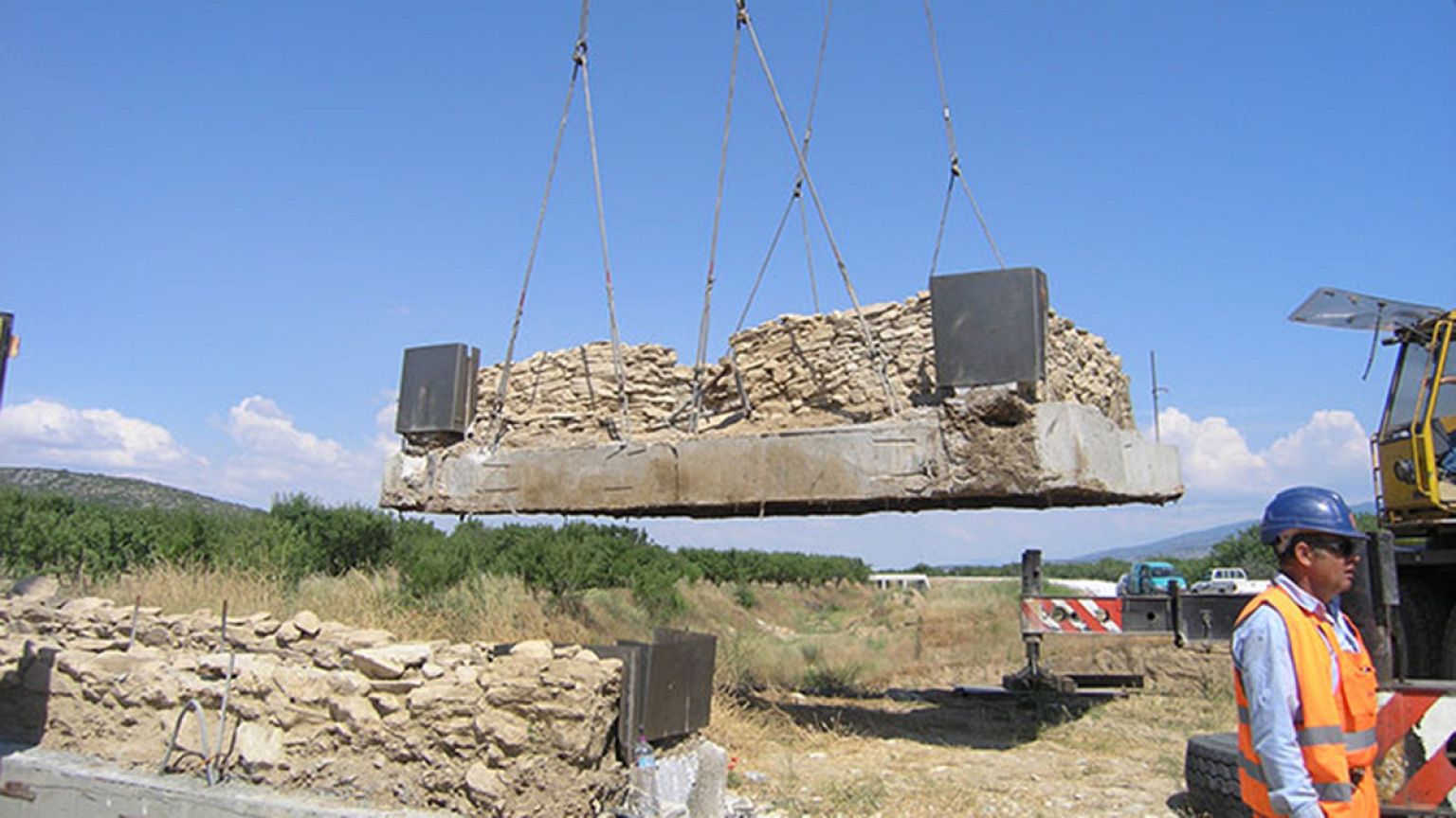 Σήκωσαν... στον αέρα σπίτι 3.700 ετών