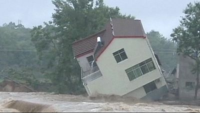 Hochwasser in China reißt Haus mit sich