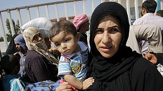Tal Abyad: sokezer szíriai menekült tart hazafelé Törökországból
