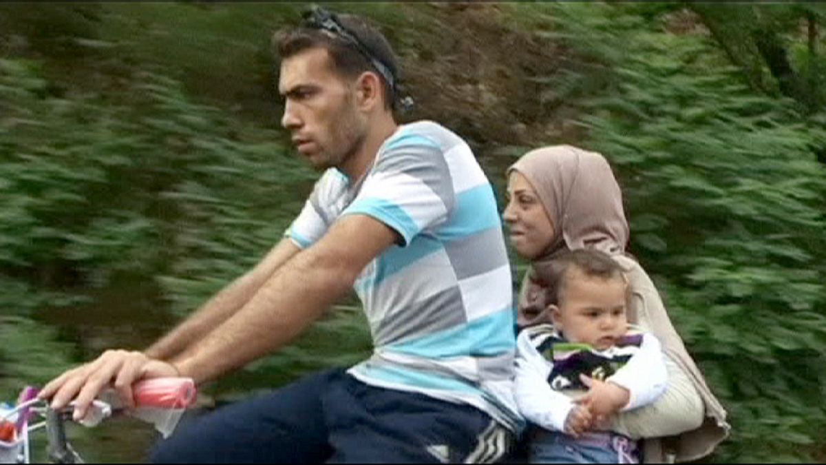 Immigrati illegali attraversano in bicicletta il confine di Macedonia verso l'Europa