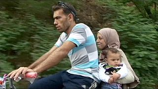 Illegale Einwanderer auf dem Fahrrad durch Mazedonien