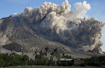 Εντυπωσιακές εικόνες από την έκρηξη ηφαιστείου στην Ινδονησία - Βίντεο