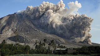Εντυπωσιακές εικόνες από την έκρηξη ηφαιστείου στην Ινδονησία - Βίντεο