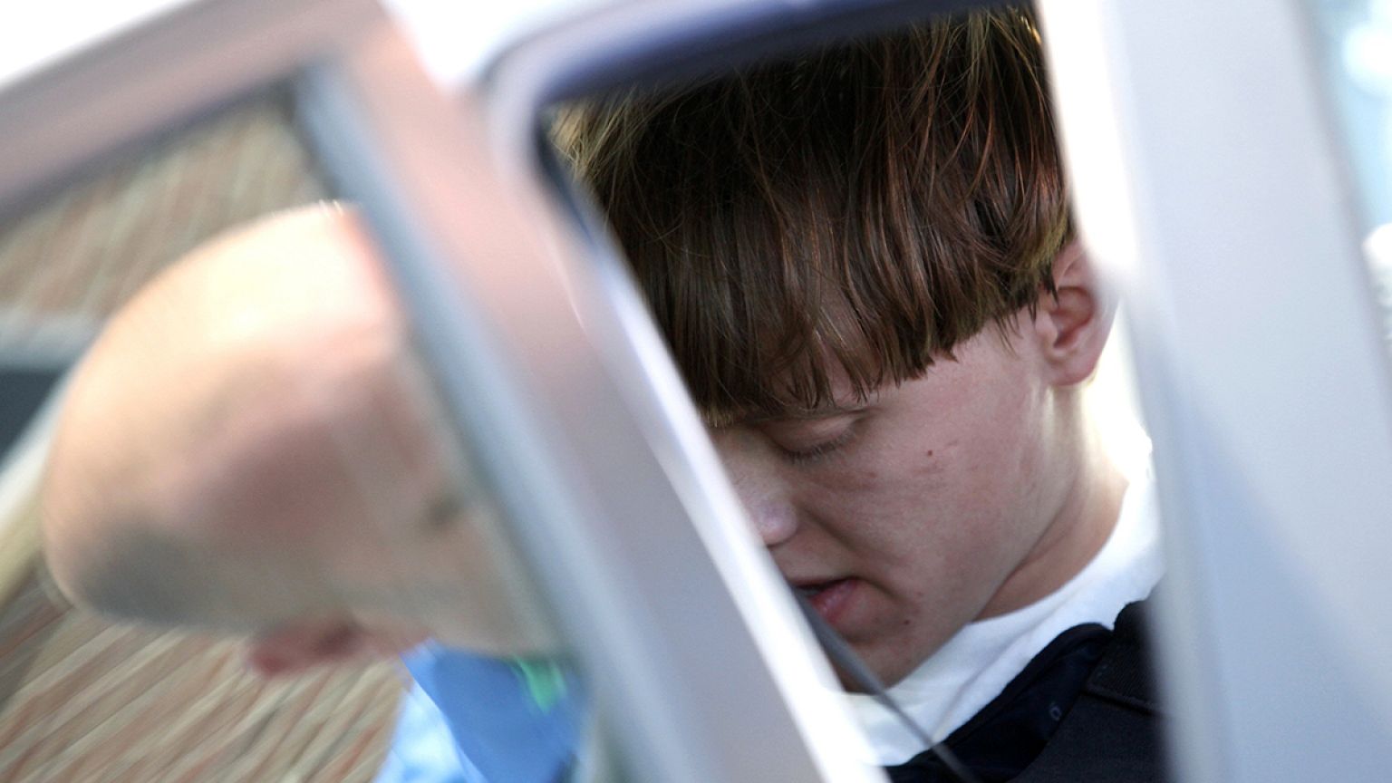Vádat emeltek a charleston-i lövöldöző ellen, halálra is ítélhetik.