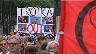 Manifestantes contra a austeridade solidários com a Grécia